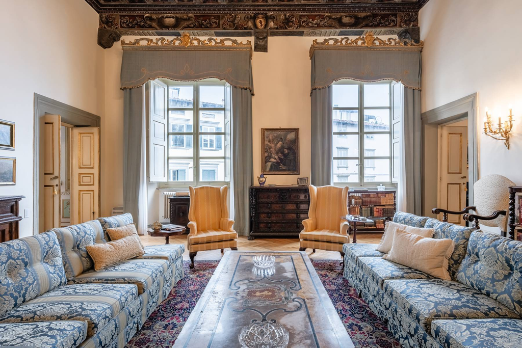 Finely restored apartment near Piazza Anfiteatro in Lucca