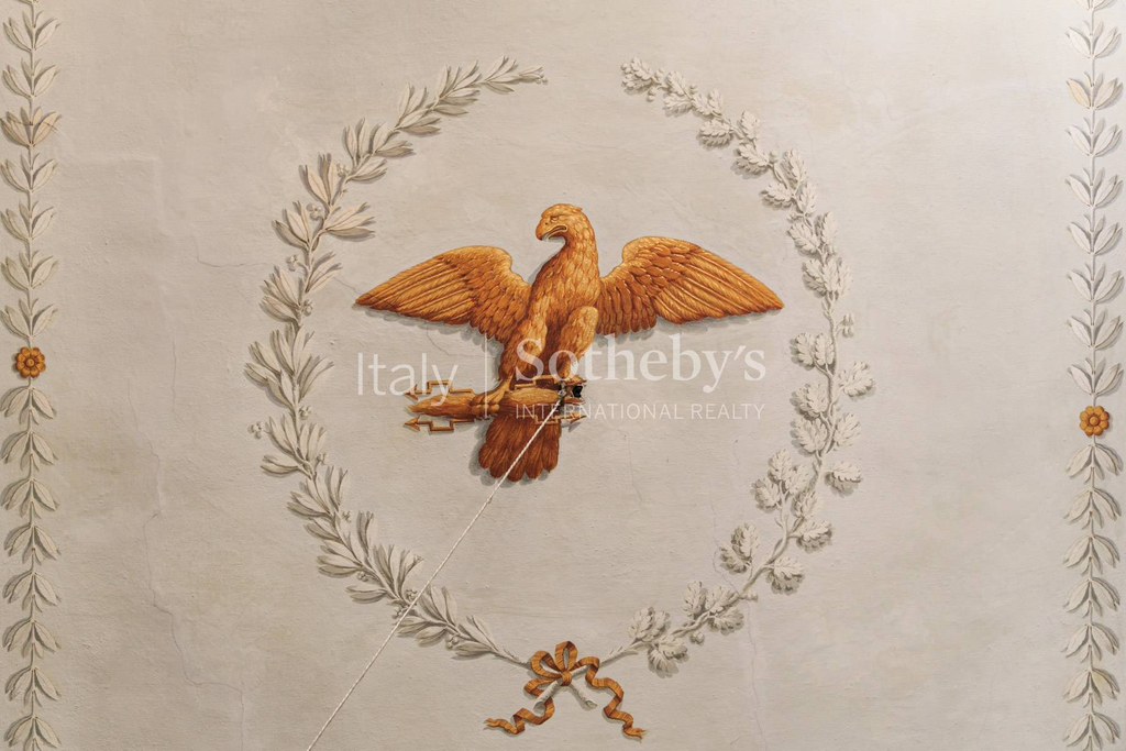 Bright frescoed apartment in the heart of Lucca