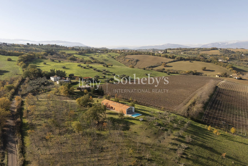 Contemporary villa with views of the Abruzzo mountains