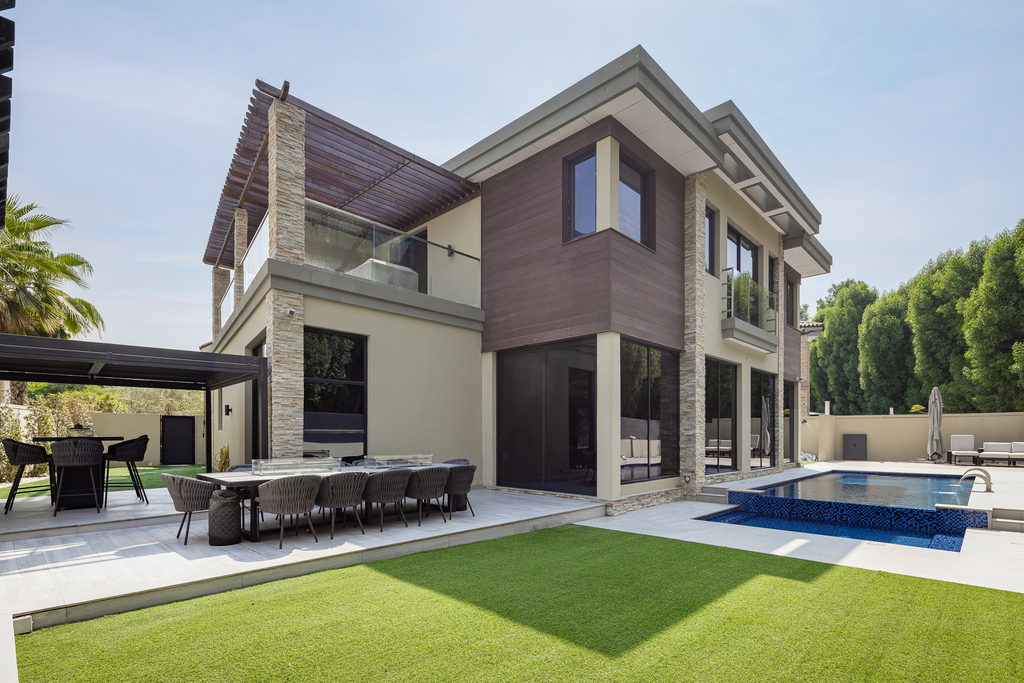 Эксклюзивная семейная вилла в Jumeirah Golf Estates, Дубай: современный дизайн и просторный участок.