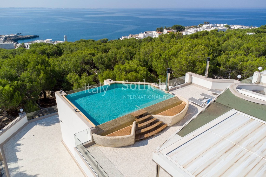 Prestigious villa with sea view pool