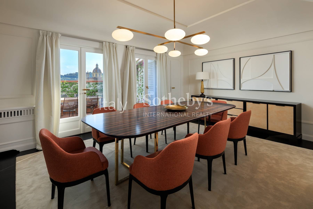 Stunning penthouse with panoramic views on the Lungarno