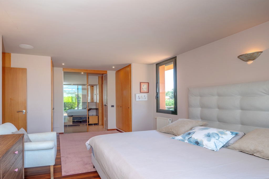 Elegant villa on the Torremirona golf course