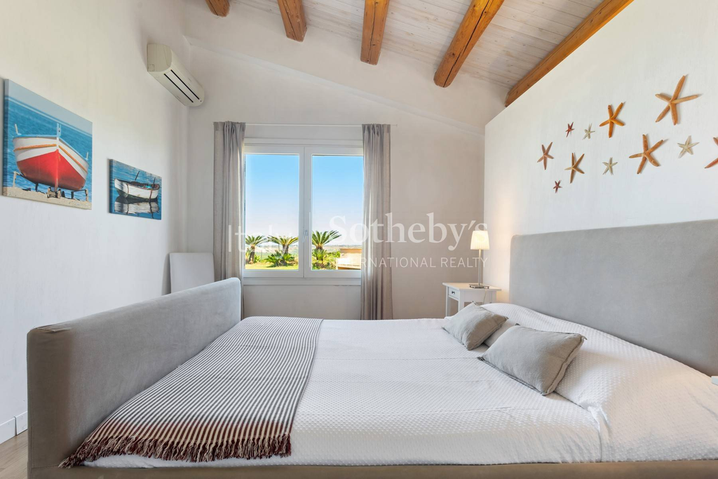 Stunning villa immersed in the countryside and overlooking the sea