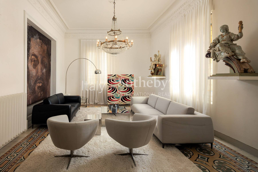 A refined and elegant apartment in heart of Florence