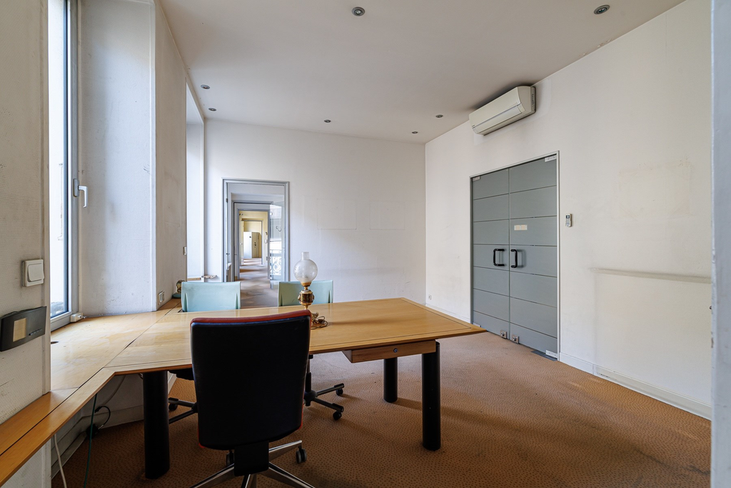 Nice Carré d'or, 300 sq.m floor plate in an elegant bourgeois building.