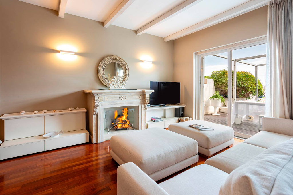 Elegant seafront property on the cliffs of Catania