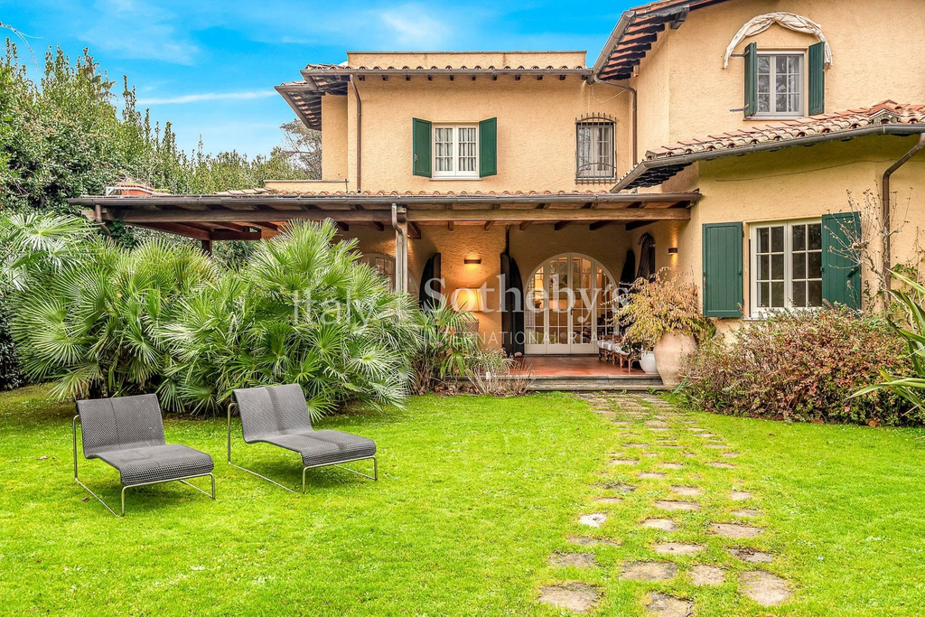 Elegant villa with garden steps away from the sea