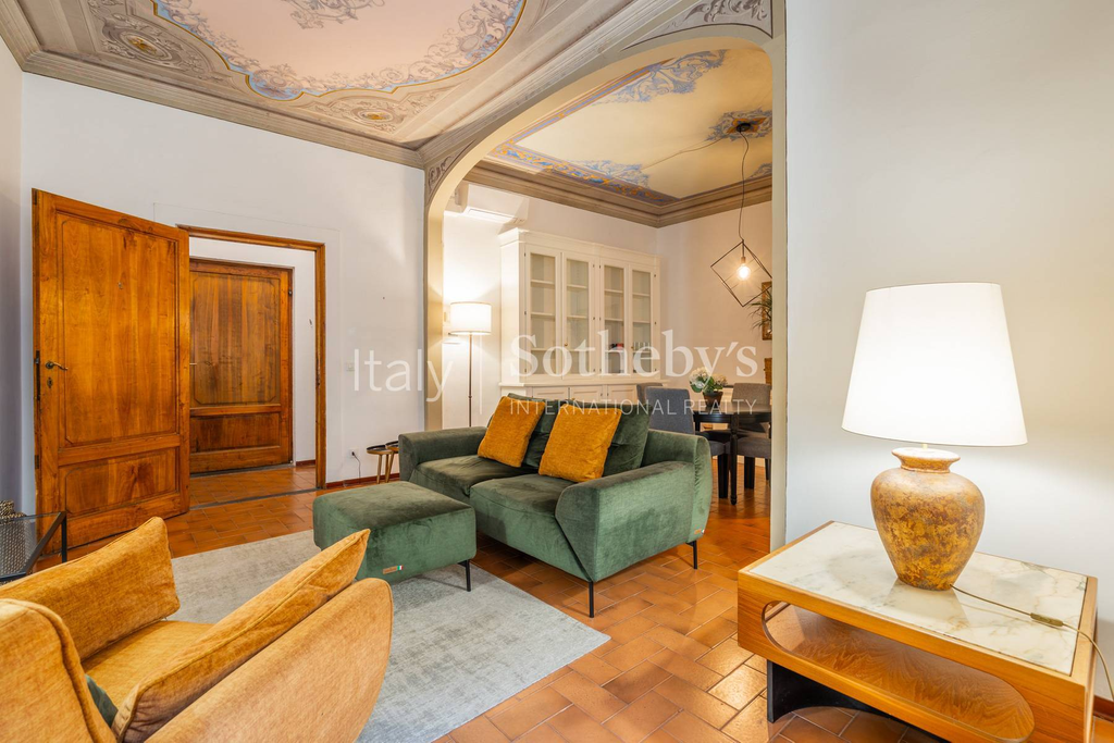 Frescoed Apartment in Historic Palazzo close to Piazza Santa Croce