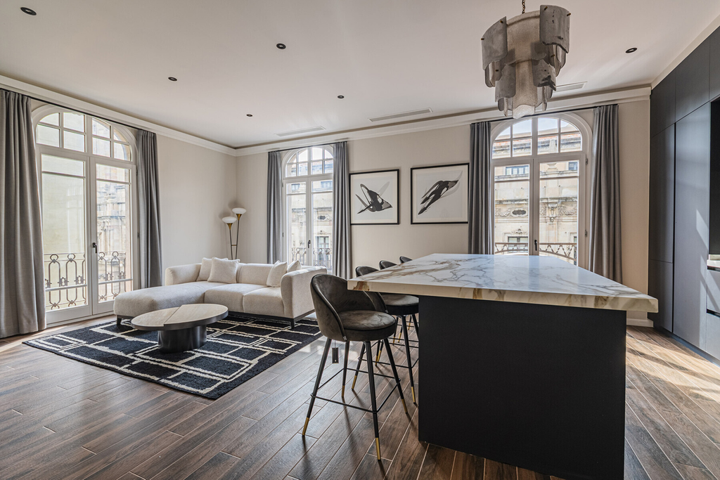 Extraordinary corner apartment on high floor with sea-views