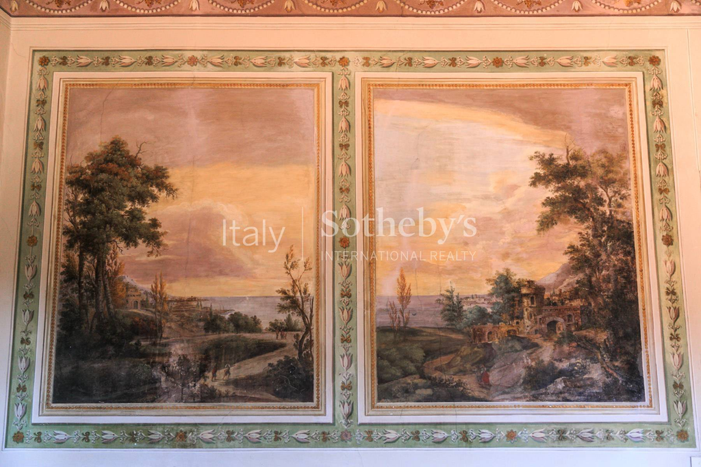 Bright frescoed apartment in the heart of Lucca