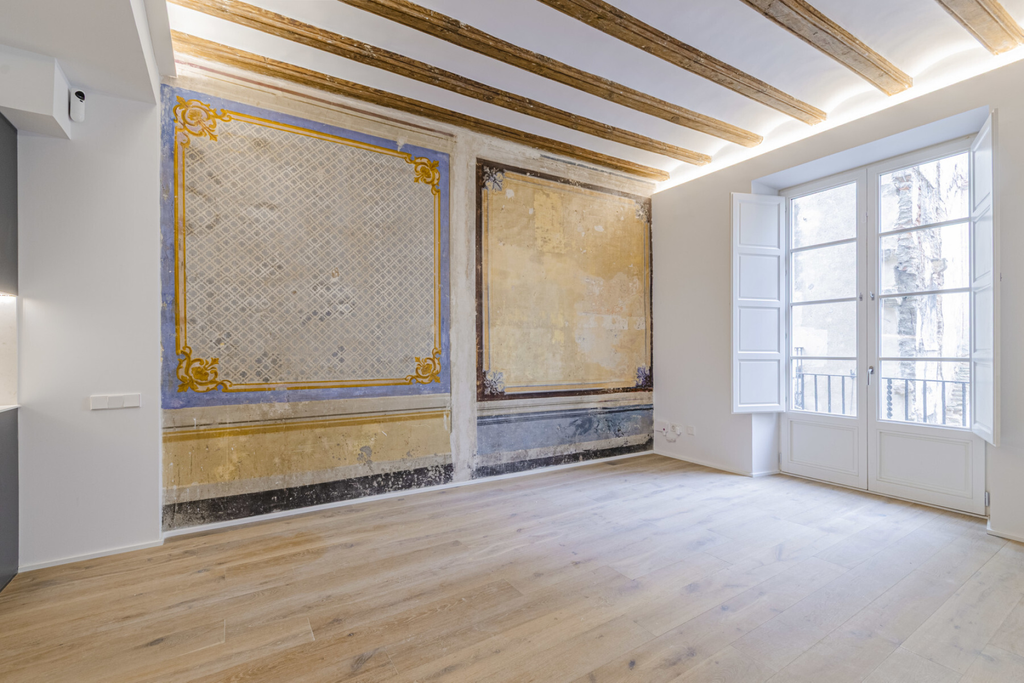 Great 2-bedroom apartment in a listed and renovated building in El Born