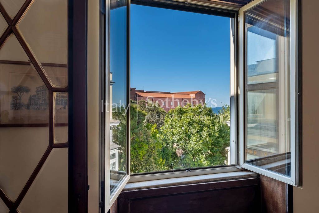 Charming penthouse in period building