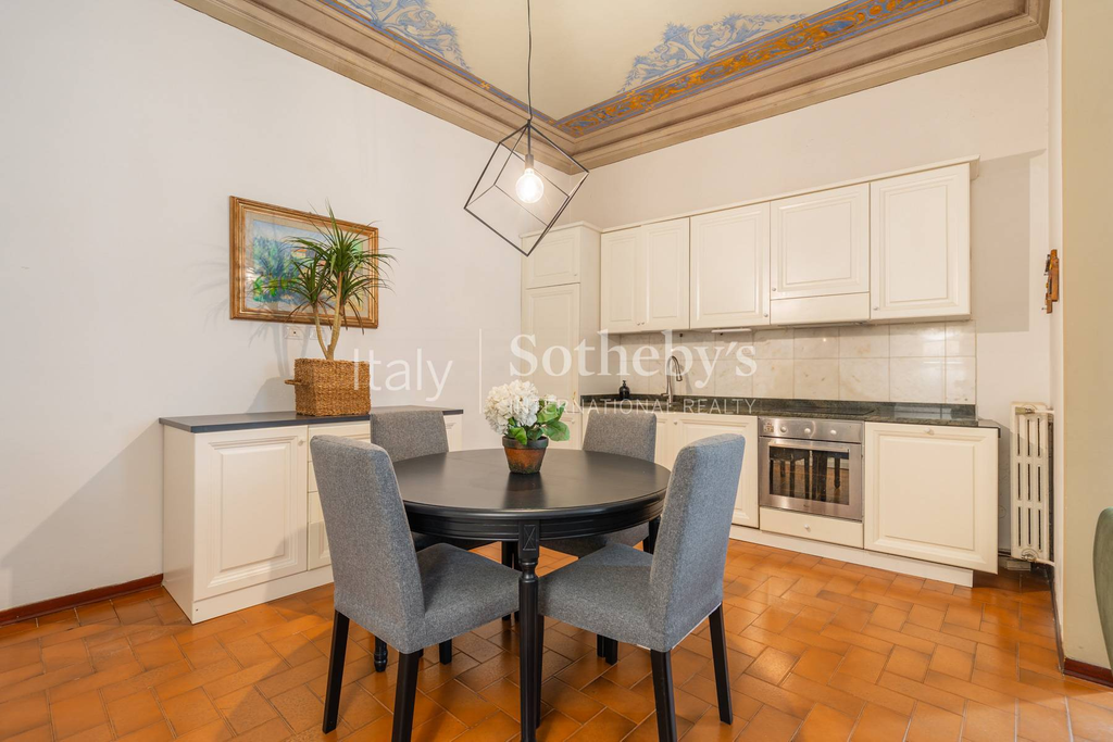 Frescoed Apartment in Historic Palazzo close to Piazza Santa Croce