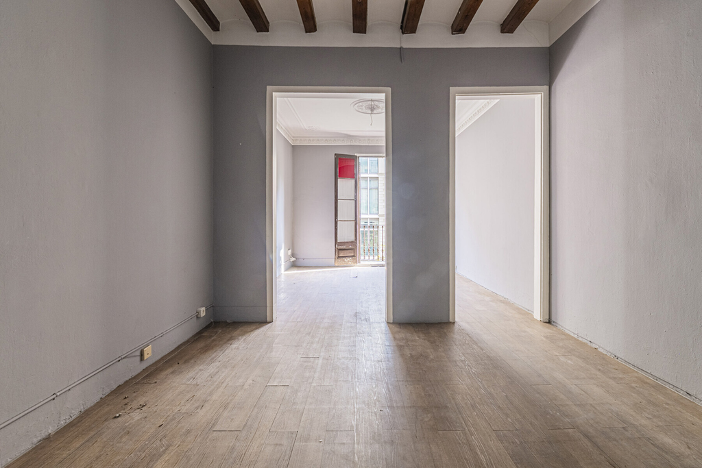 Historical apartment to renovate on prime location in Eixample