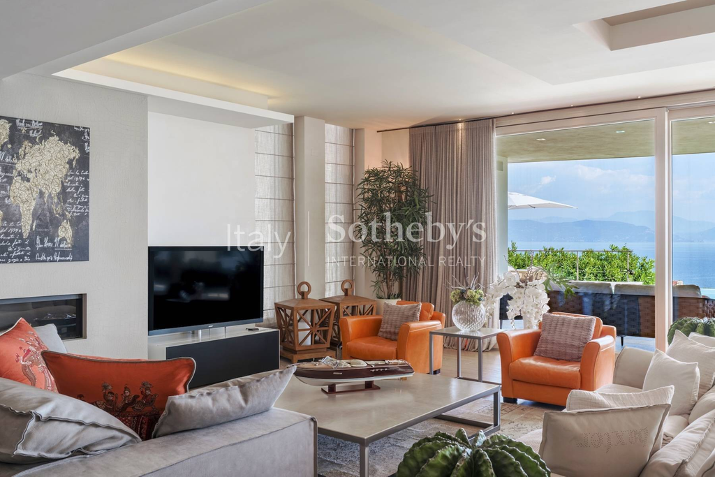 Prestigious villa with pool and panoramic views