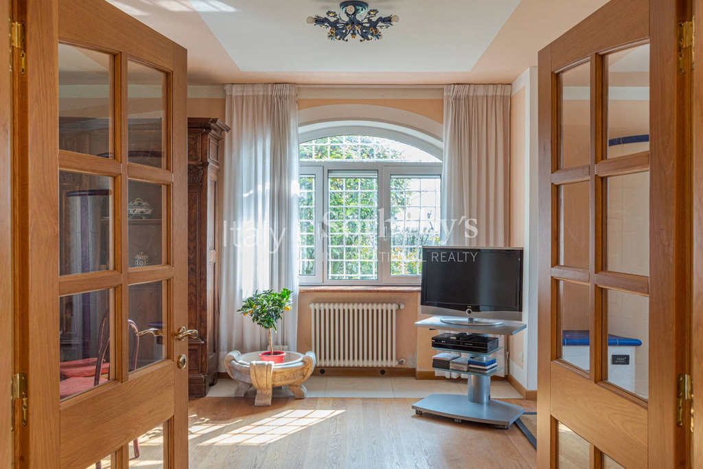 Private country villa with garden and private land