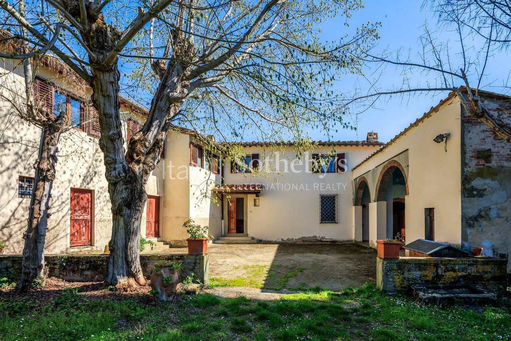 Ancient villa from the 1200s in a prestigious hilly area