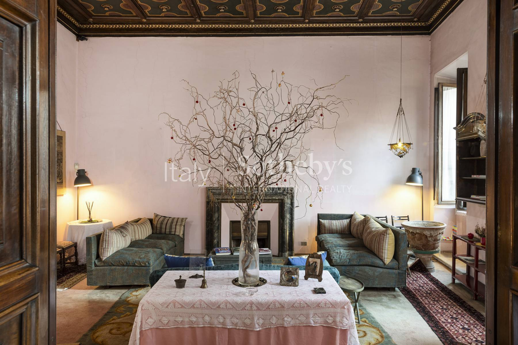 Apartment in noble palace in Piazza Campitelli