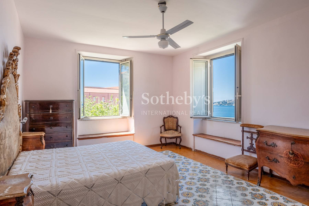 Charming penthouse in period building