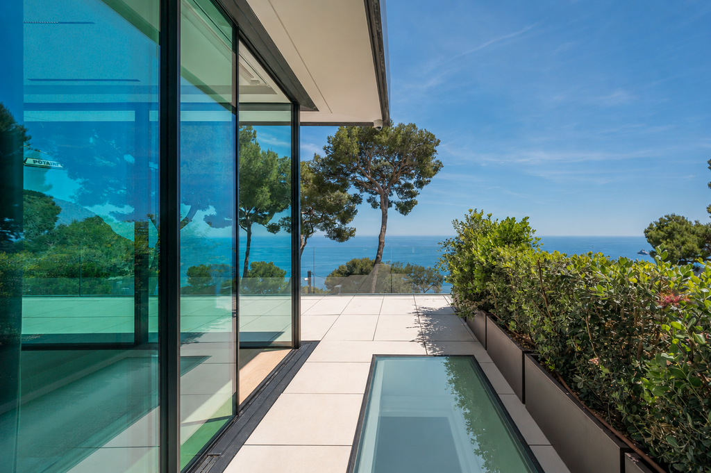 Èze seaside contemporary villa with panoramic sea views, infinity pool and flat…