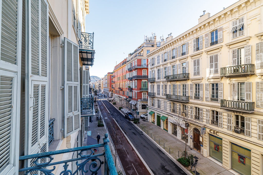 Nice Carré d'or, 300 sq.m floor plate in an elegant bourgeois building.