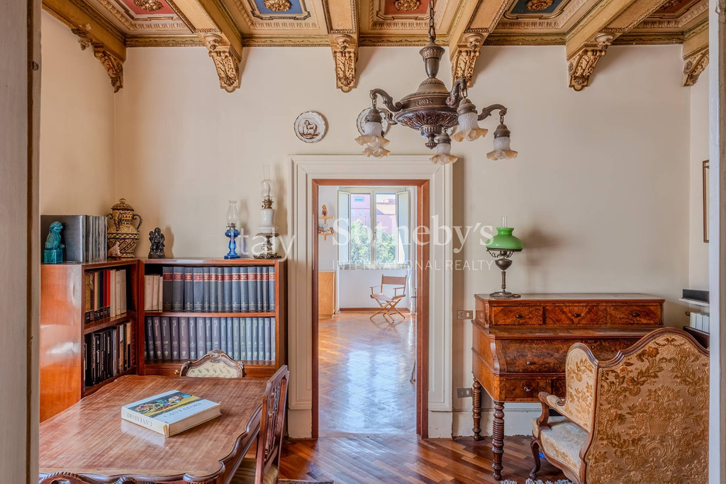 Charming penthouse in period building